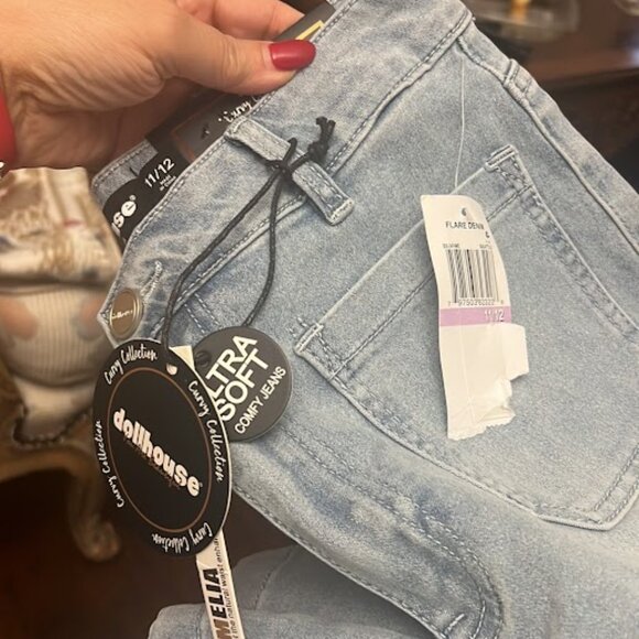 Dollhouse High -Rise Patch-Pocket Flare-Hem Jeans - Picture 3 of 7